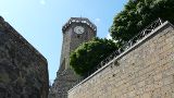Der Uhrenturm des Castello Farnese in Marta